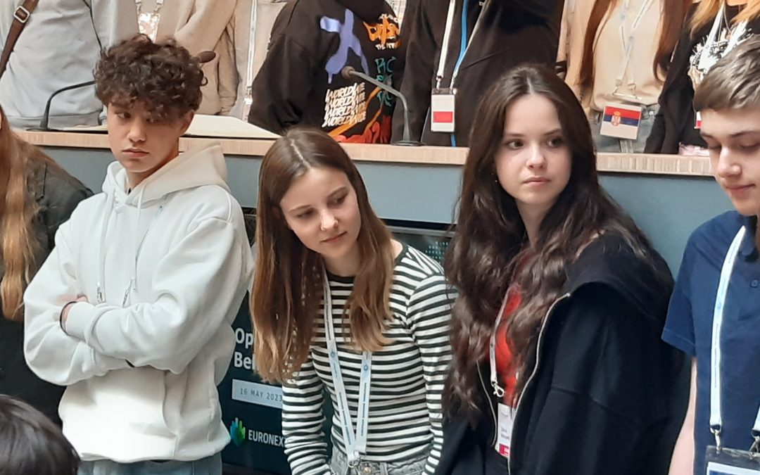 Žana in Mare iz Gimnazije Tolmin včeraj v Bruslju zasedla odlično 9. mesto na finalu Evropskega denarnega kviza